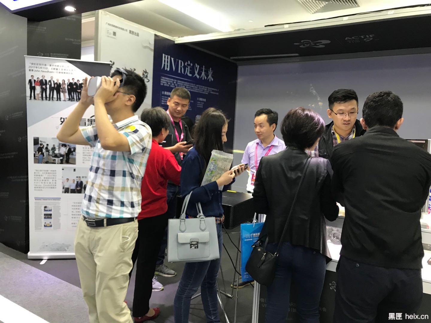 热闹了，时间网络的展位