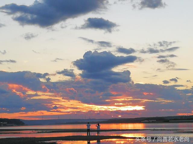 黑龙江畔落日余晖红满天，景色宜人留连返