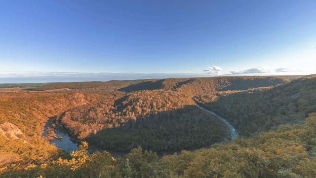 旅游景点；黑龙江锦河秋天如诗如画