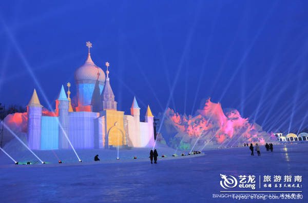 今冬，太阳岛上每天绽放绚丽的“雪舞间”