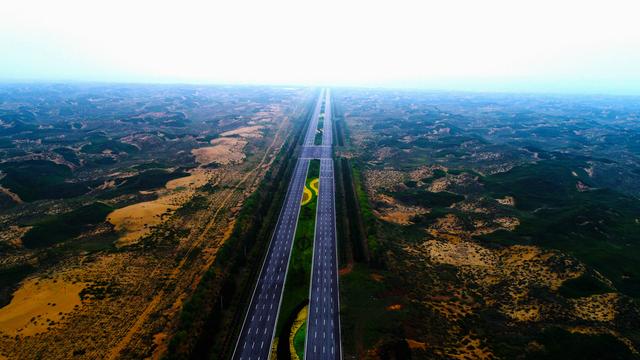 鸟瞰沙漠臭柏绿如海