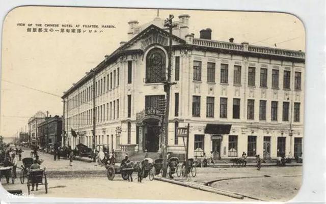 啷啷地响着铃子！奔跑而过的俄式大马车