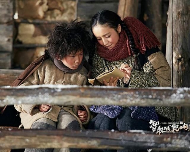 一个帅哥军官，《智取威虎山》原创，在齐齐哈尔写成《林海雪原》