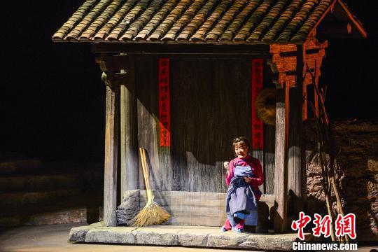演出中，阿妹在家等待参加红军的丈夫回来，一等就是三十年。　张平 摄