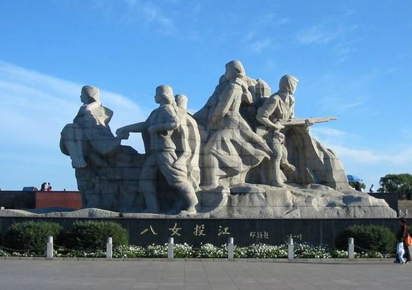 牡丹江地标建筑：八女投江英烈群雕