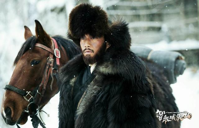 一个帅哥军官，《智取威虎山》原创，在齐齐哈尔写成《林海雪原》