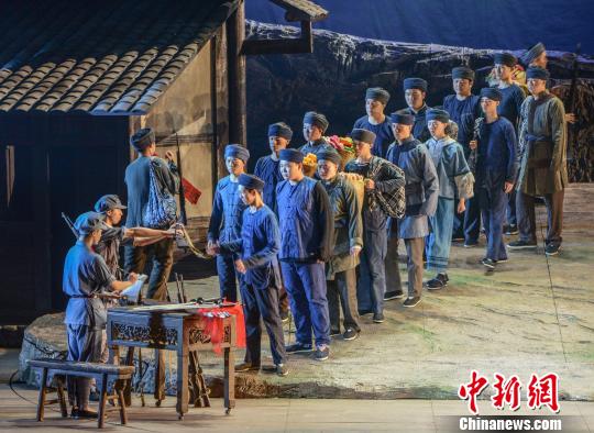 演出中，长汀中复村民众踊跃参加红军，随红九军团出发长征。　张平 摄