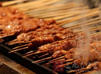 尤其冬天，街边的烤串、韩式烧烤越来越火