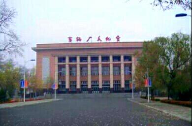 一个帅哥军官，《智取威虎山》原创，在齐齐哈尔写成《林海雪原》