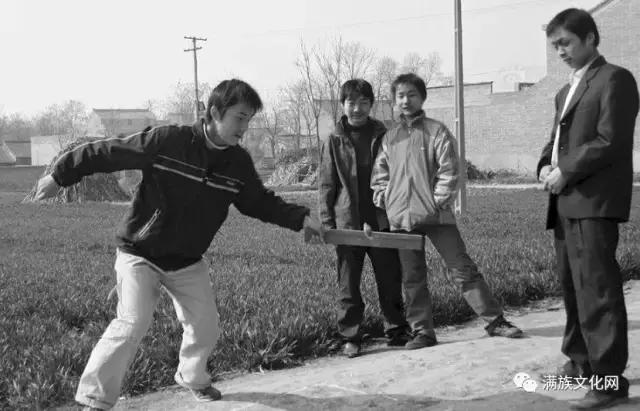 满族儿童热爱的一种游戏——打尜