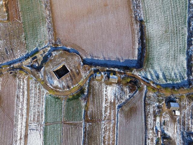 俯瞰：雪后黄土高原地坑院