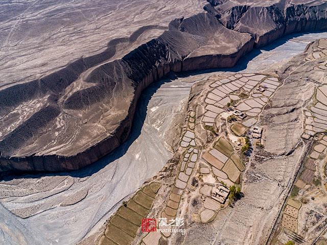 俯瞰戈壁裂谷