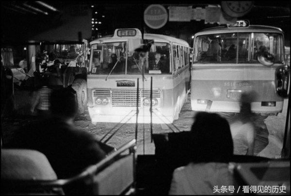 怀旧老照片：1988年的上海南京路，热闹得很