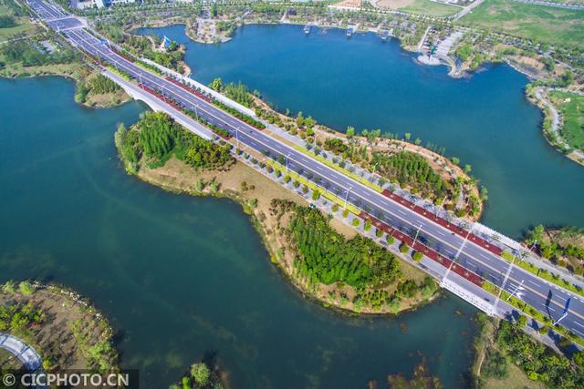 鸟瞰巨型“大提琴”