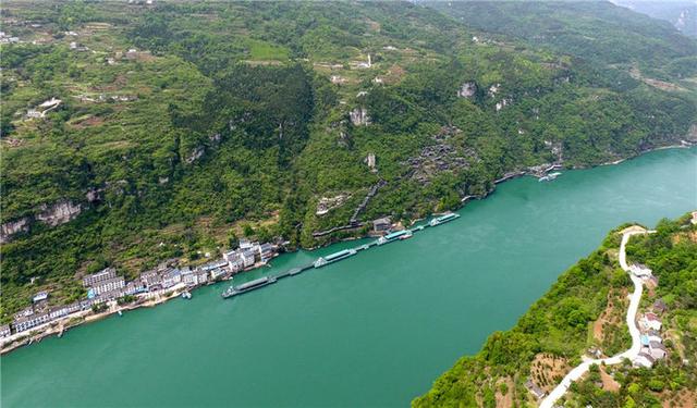 实拍：鸟瞰长江西陵峡醉人的乡村风光