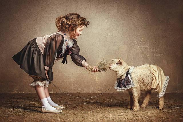 《三峰摄影》凝视她的照片带你重返童年