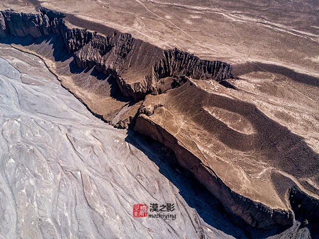 俯瞰戈壁裂谷