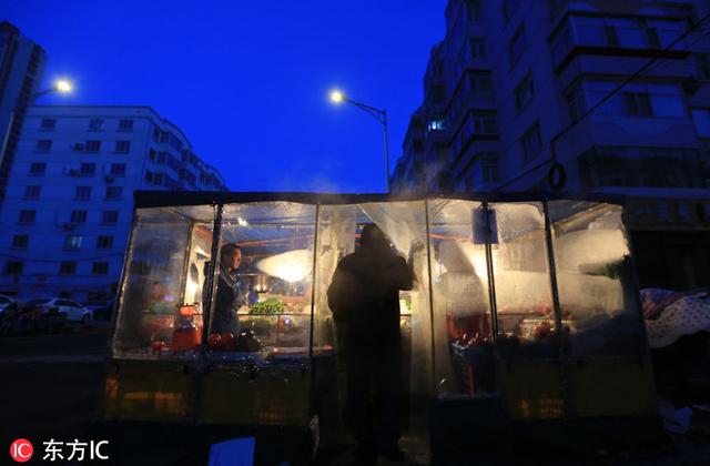 哈尔滨-33℃的早市 菜贩搭起暖棚卖菜、带着手套收钱