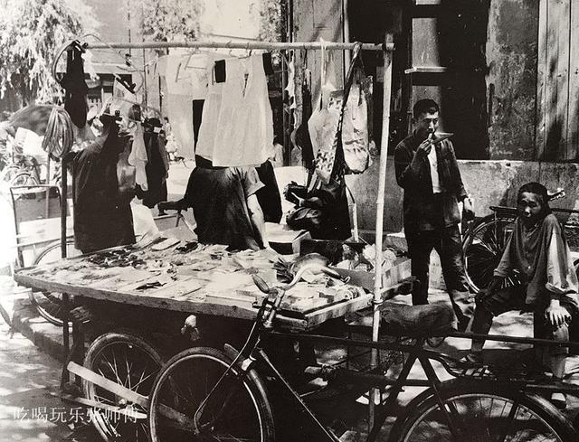 1982年的哈尔滨道外 遍地自行车 路边多商贩