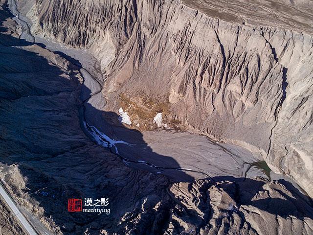 俯瞰戈壁裂谷