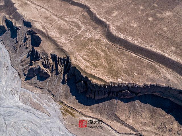 俯瞰戈壁裂谷