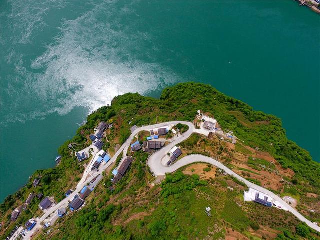 实拍：鸟瞰长江西陵峡醉人的乡村风光