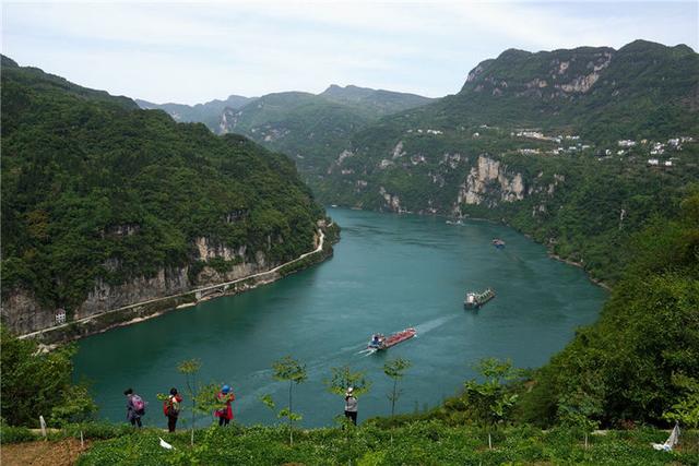 实拍：鸟瞰长江西陵峡醉人的乡村风光