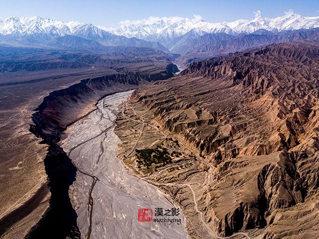 俯瞰戈壁裂谷