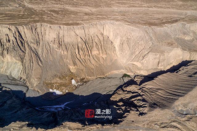 俯瞰戈壁裂谷