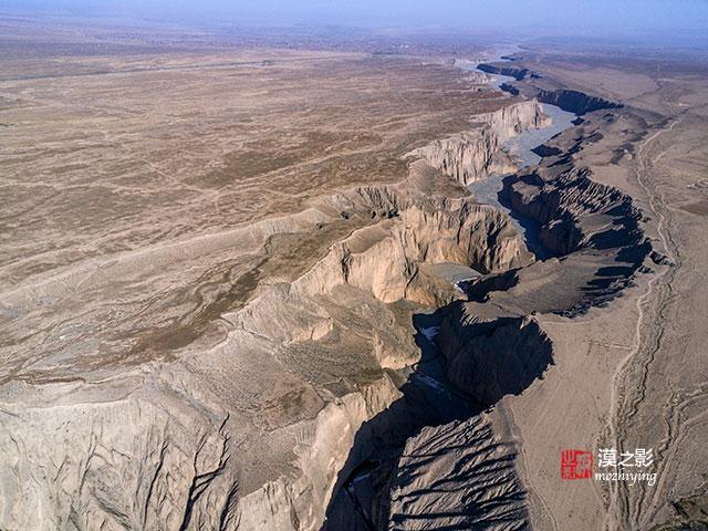 俯瞰戈壁裂谷