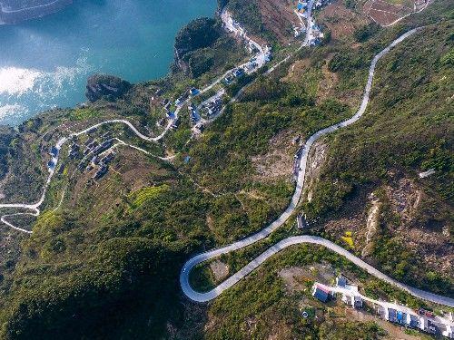 实拍：鸟瞰长江西陵峡醉人的乡村风光