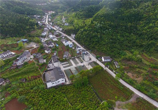 实拍：鸟瞰长江西陵峡醉人的乡村风光