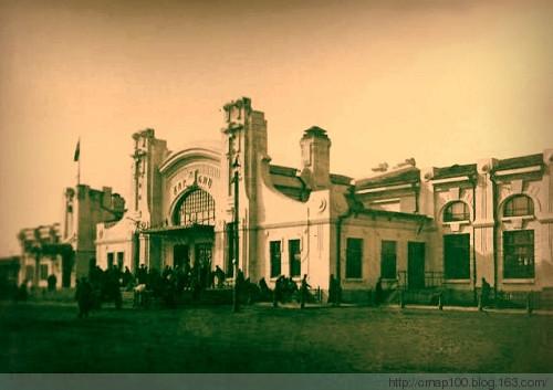 老哈尔滨火车站的门头