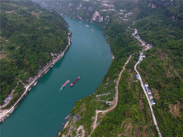 实拍：鸟瞰长江西陵峡醉人的乡村风光