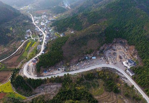 实拍：鸟瞰长江西陵峡醉人的乡村风光