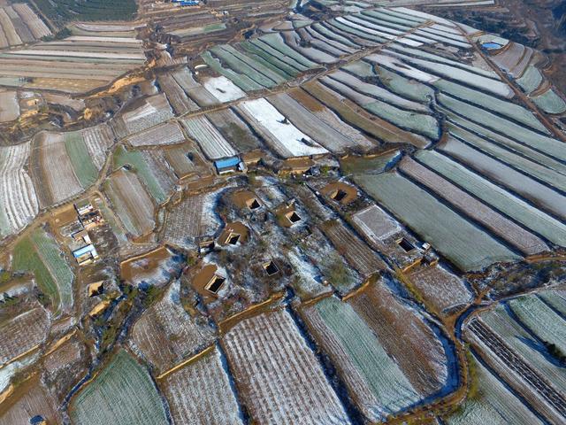 俯瞰：雪后黄土高原地坑院
