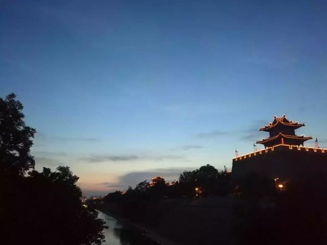 莫嫌桑榆晚，落日有余光