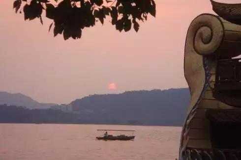 莫嫌桑榆晚，落日有余光